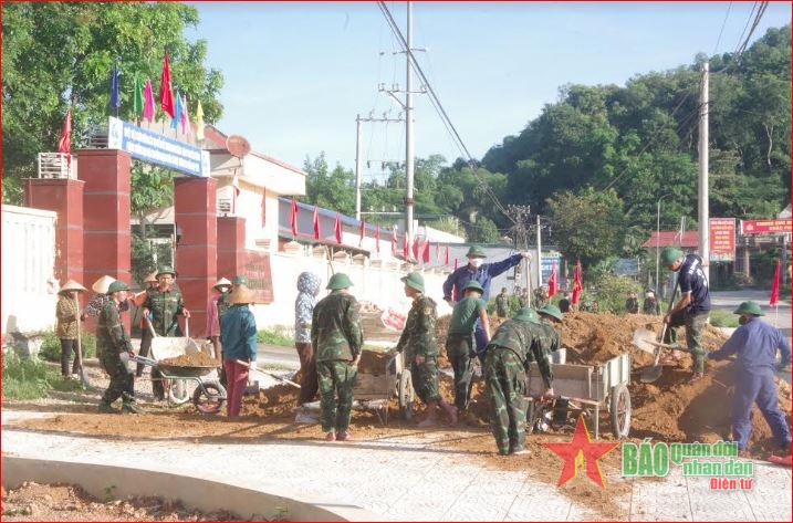 Cán bộ, chiến sĩ và nhân dân địa phương chung tay làm đẹp cảnh quan, môi trường.