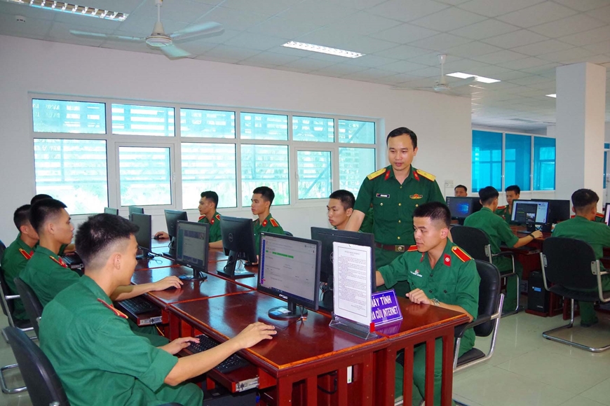  Học viên Trường Sĩ quan Thông tin truy cập sử dụng các tài liệu điện tử giáo dục pháp luật trên kho lưu trữ thư viện số.