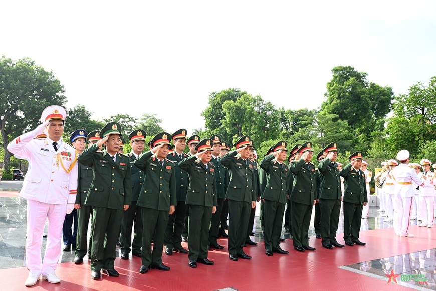  Đoàn đại biểu Quân ủy Trung ương, Bộ Quốc phòng viếng các Anh hùng liệt sĩ.