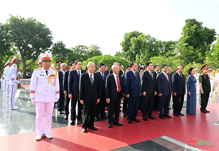  Đoàn đại biểu lãnh đạo, nguyên lãnh đạo Đảng, Nhà nước tưởng niệm các Anh hùng liệt sĩ. 