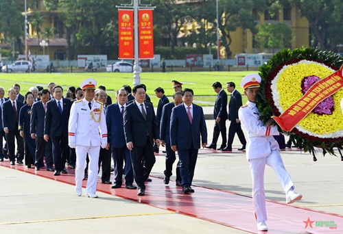 Lãnh đạo Đảng, Nhà nước, Quân đội vào Lăng viếng Chủ tịch Hồ Chí Minh và tưởng niệm các Anh hùng liệt sĩ