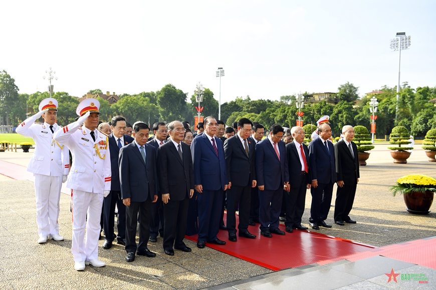   Đoàn đại biểu lãnh đạo, nguyên lãnh đạo Đảng, Nhà nước vào Lăng viếng Chủ tịch Hồ Chí Minh.