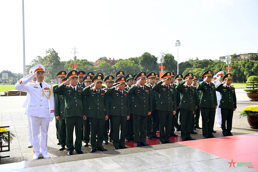  Đoàn đại biểu Quân ủy Trung ương, Bộ Quốc phòng vào Lăng viếng Chủ tịch Hồ Chí Minh.