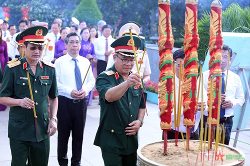 Đoàn đại biểu Thành phố Hồ Chí Minh dâng hương tưởng niệm các Anh hùng liệt sĩ 
