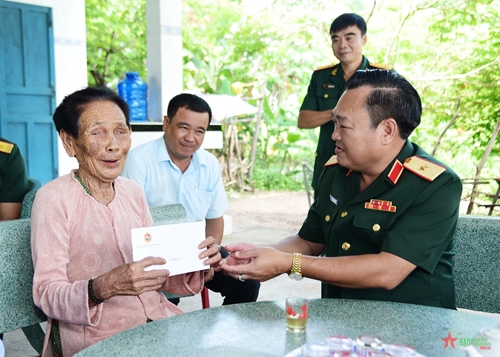 Quân khu 7: Thăm, tặng quà đối tượng chính sách tại Bình Thuận
