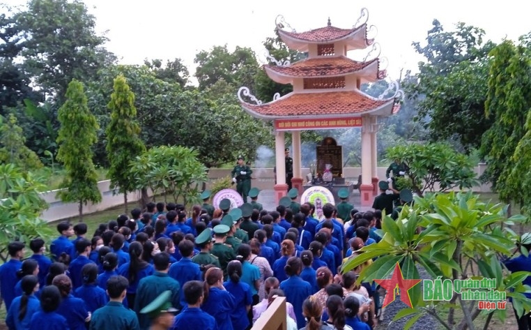 Hơn 200 đoàn viên thanh niên và quần chúng nhân dân tham gia thắp nến tri ân tại Nhà bia ghi danh các liệt sĩ hy sinh tại khu vực Đồn Biên phòng Ea H’Leo.