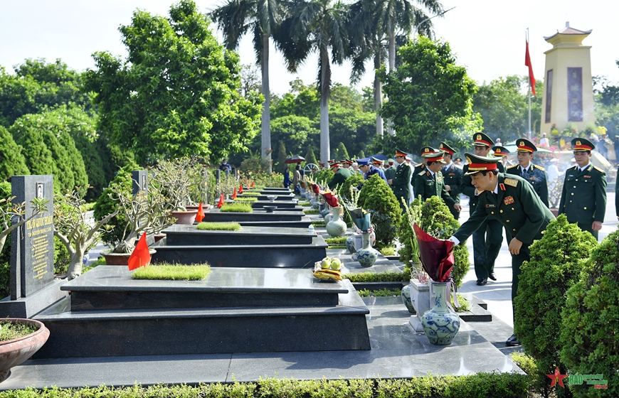 Đại tướng Phan Văn Giang thắp hương tưởng nhớ các vị tiền bối và Anh hùng liệt sĩ tại Nghĩa trang Mai Dịch. 