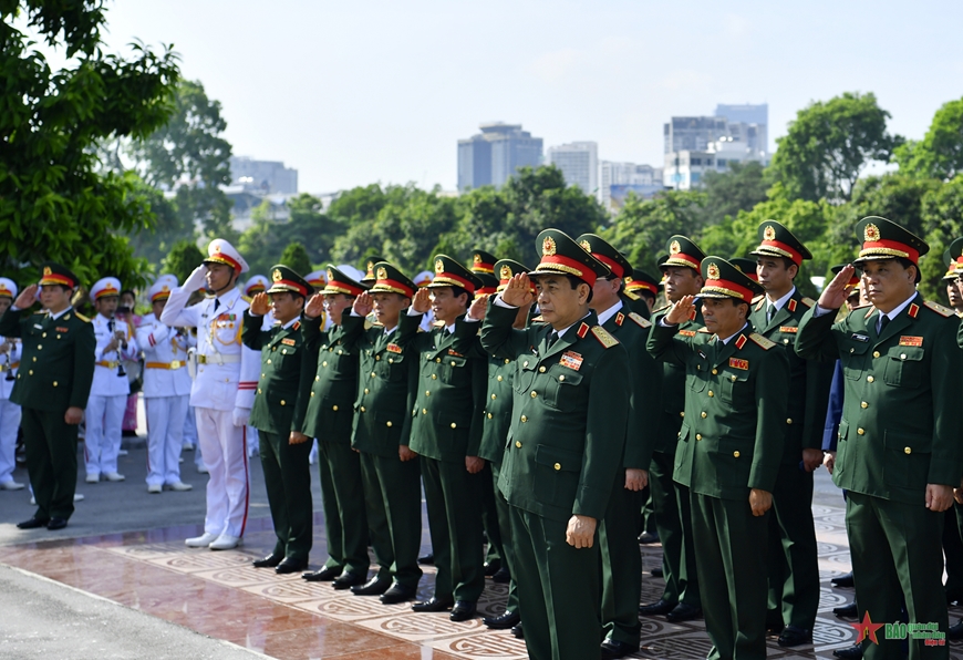 Đoàn đại biểu Quân ủy Trung ương, Bộ Quốc phòng viếng các vị tiền bối và Anh hùng liệt sĩ tại Nghĩa trang Mai Dịch. 
