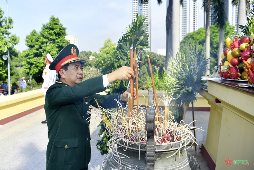  Đại tướng Phan Văn Giang thắp hương tưởng nhớ các vị tiền bối và Anh hùng liệt sĩ tại Nghĩa trang Mai Dịch.