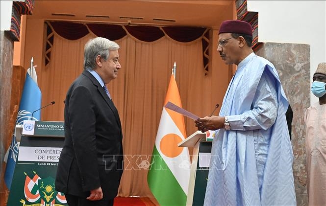 Tổng Thư ký LHQ Antonio Guterres (trái) đã điện đàm với Tổng thống Niger Mohamed Bazoum (phải) và thể hiện sự 