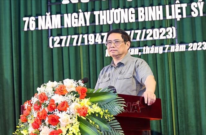 Thủ tướng Phạm Minh Chính động viên các thương binh, bệnh binh. 