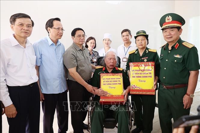 Thủ tướng Phạm Minh Chính thăm hỏi, tặng quà các thương binh, bệnh binh.  