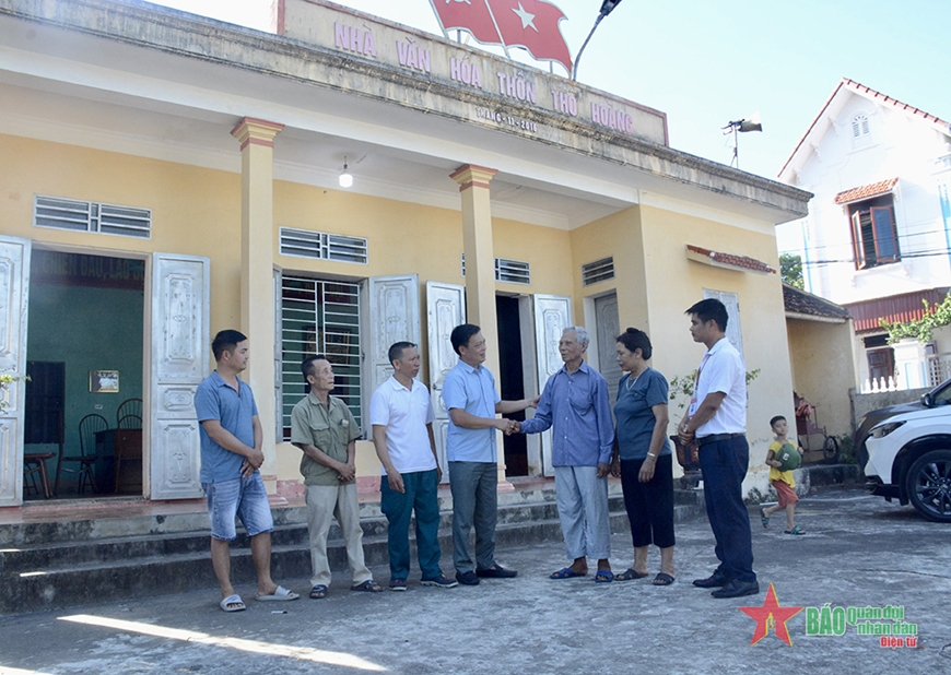 Cán bộ xã Yên Hòa, huyện Yên Mô vận động nhân dân tích cực tham gia xây dựng nông thôn mới kiểu mẫu. 