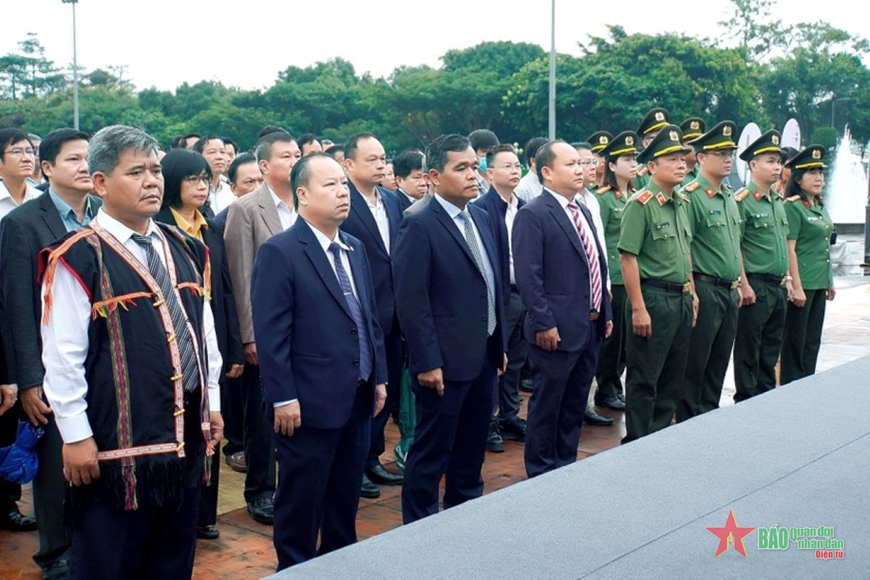 Các đại biểu tham gia lễ dâng hoa trước Tượng đài Bác Hồ với các dân tộc Tây Nguyên. 