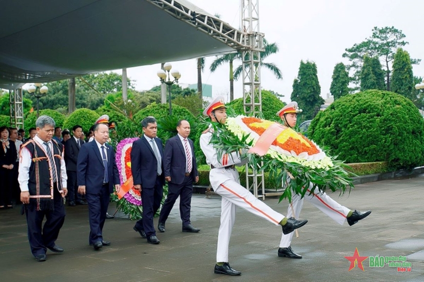 Các đại biểu viếng các liệt sĩ tại Nghĩa trang Liệt sĩ tỉnh Gia Lai.