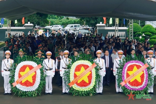 Lãnh đạo tỉnh Gia Lai dâng hoa, dâng hương Chủ tịch Hồ Chí Minh và viếng các liệt sĩ