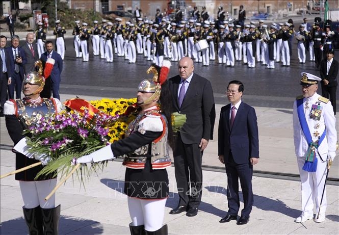 Chủ tịch nước Võ Văn Thưởng đặt vòng hoa tại Đài Tổ quốc ở Thủ đô Rome, Italy. Ảnh: TTXVN 