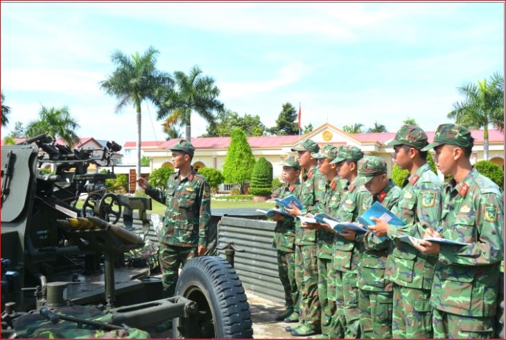  Cán bộ, chiến sĩ Lữ đoàn Pháo binh 6 trong giờ thực hành trên thao trường.