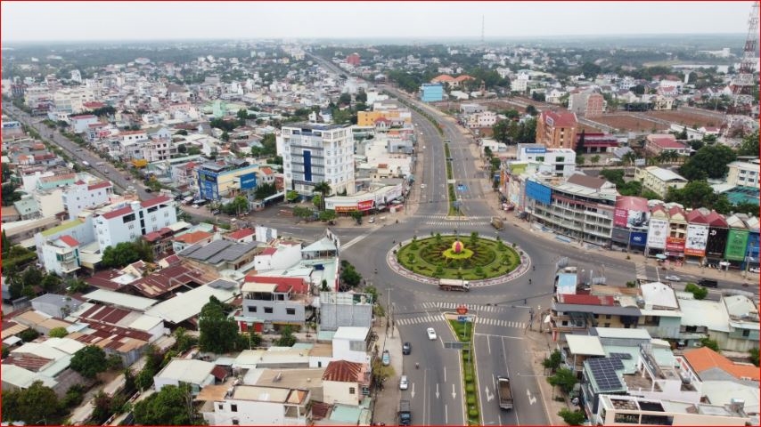  Thành phố Đồng Xoài, tỉnh Bình Phước phát triển hạ tầng giao thông, quy hoạch đô thị hiện đại. Ảnh: TUYÊN MINH