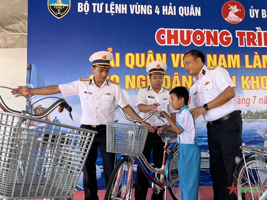 Những chiếc xe đạp sẽ góp phần tiếp sức con em của các ngư dân tới trường, giúp họ yên tâm vươn khơi, bám biển. Những chiếc xe đạp sẽ góp phần tiếp sức con em của các ngư dân tới trường, giúp họ yên tâm vươn khơi, bám biển.