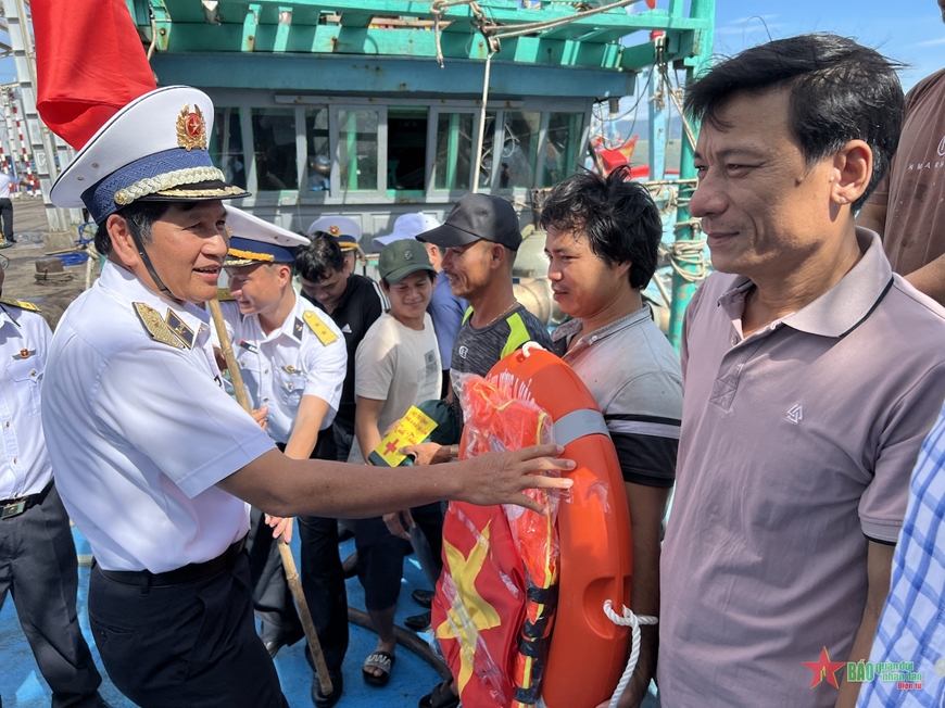  Trao tặng bà con những món quà mang nhiều ý nghĩa là lá cờ Tổ quốc và áo phao. 