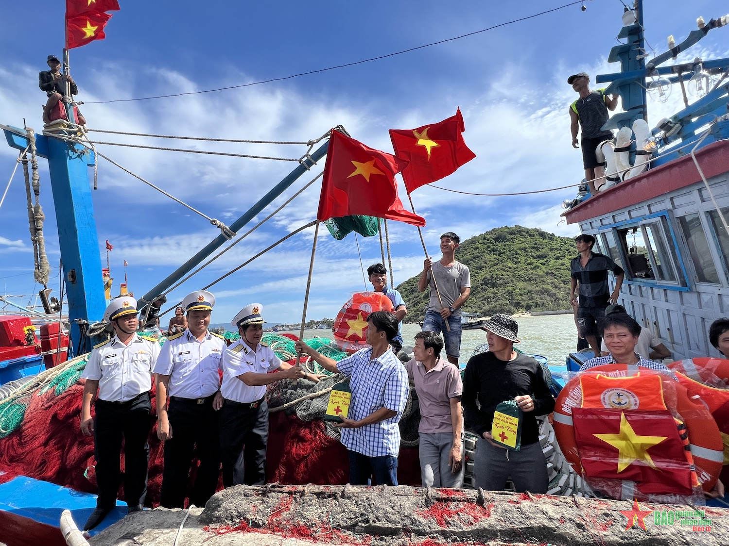 Vùng 4 Hải quân đồng hành, hỗ trợ ngư dân vươn khơi, bám biển
