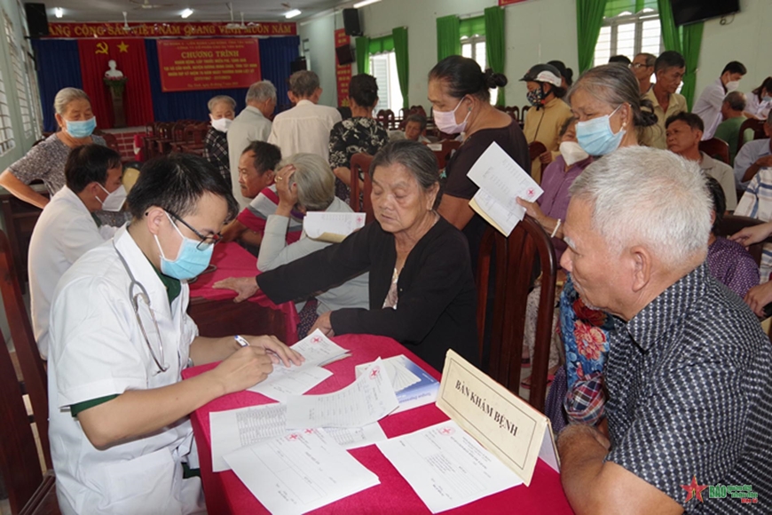 Người dân nghèo huyện Dương Minh Châu, tỉnh Tây Ninh đến khám bệnh miễn phí. 