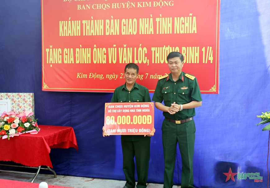  Chỉ huy Ban CHQS huyện Kim Động trao số tiền hỗ trợ gia đình cựu chiến binh Vũ Văn Lóc xây dựng căn nhà tình nghĩa.