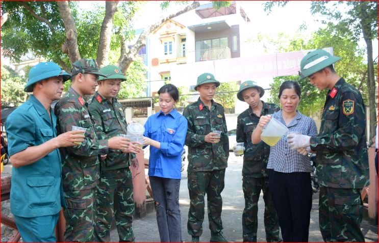  Niềm vui quân dân sau giờ tu sửa nghĩa trang liệt sĩ xã Tam Đồng (Mê Linh, Hà Nội).