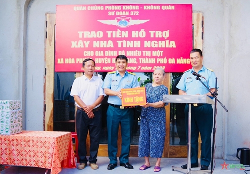 Sư đoàn 372 trao tiền hỗ trợ xây nhà tình nghĩa tại Đà Nẵng