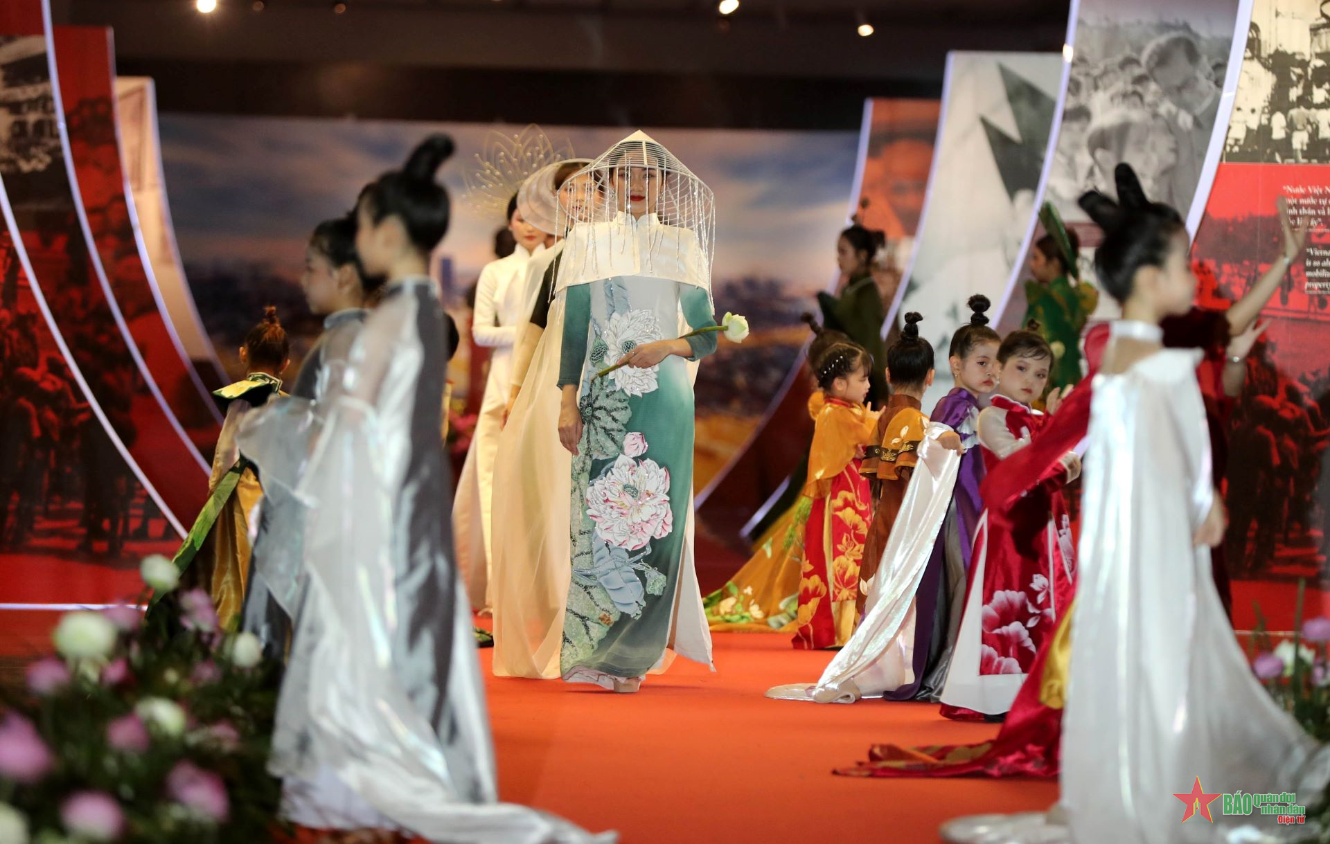 Hoa sen vào chèo “Quan Âm Thị Kính” đã nổi tiếng ở châu Âu