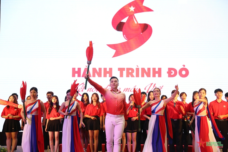 Tuổi trẻ của Hành trình Đỏ.