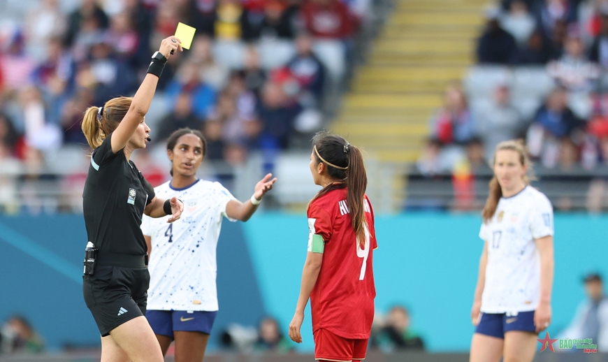  Huỳnh Như nhận thẻ vàng vì lỗi câu giờ trong trận gặp đội tuyển nữ Mỹ. Ảnh: ĐỨC ĐỒNG