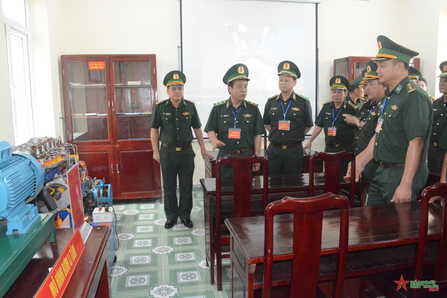 Đoàn công tác và các đại biểu tham quan các mô hình huấn luyện tại Hải đội 2, Bộ Chỉ huy Bộ đội Biên phòng tỉnh Quảng Ninh. Ảnh: KIM NGỌC 