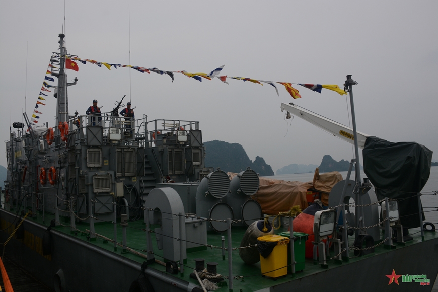 Kíp tàu của Hải đội 2, Bộ Chỉ huy Bộ đội Biên phòng tỉnh Quảng Ninh làm công tác chuẩn bị chiến đấu, chuẩn bị đi biển. Ảnh: KIM NGỌC 