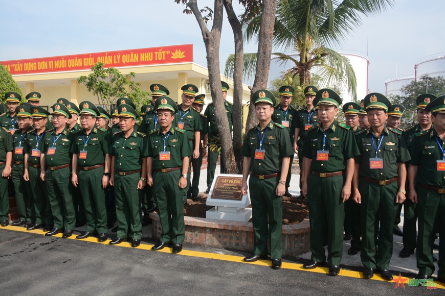 Lãnh đạo Bộ tư lệnh Bộ đội Biên phòng trồng cây lưu niệm trong khuôn viên Hải đoàn Biên phòng 38.  Ảnh: KIM NGỌC 
