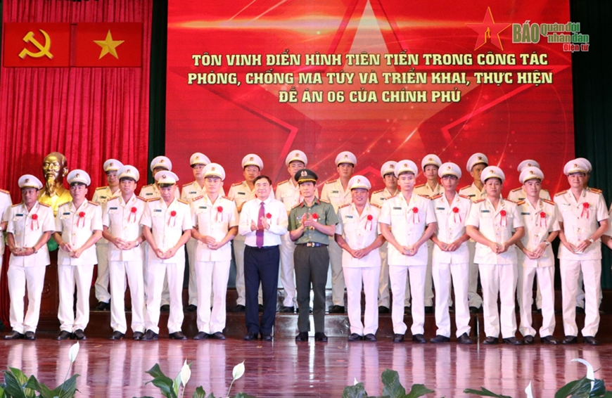 Đồng chí Trần Quốc Cường, Ủy viên Trung ương Đảng, Bí thư Tỉnh ủy Điện Biên và Đại tá Ngô Thanh Bình, Giám đốc Công an tỉnh Điện Biên biểu dương các tập thể, cá nhân tiêu biểu trong phòng, chống ma túy. 