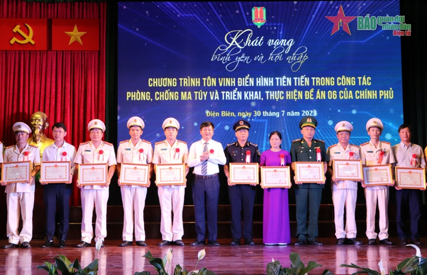 Đồng chí Lê Thành Đô, Chủ tịch UBND tỉnh Điện Biên trao Bằng khen tặng các tập thể có thành tích xuất sắc trong phòng, chống ma túy và thực hiện Đề án 06 của Chính phủ. 