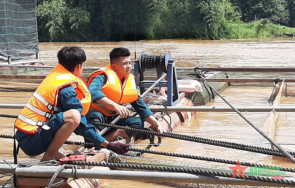 Cán bộ, chiến sĩ Ban CHQS huyện Định Quán giúp dân chằng, chống bè cá