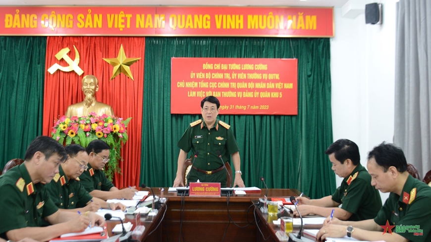 Quang cảnh buổi làm việc. 