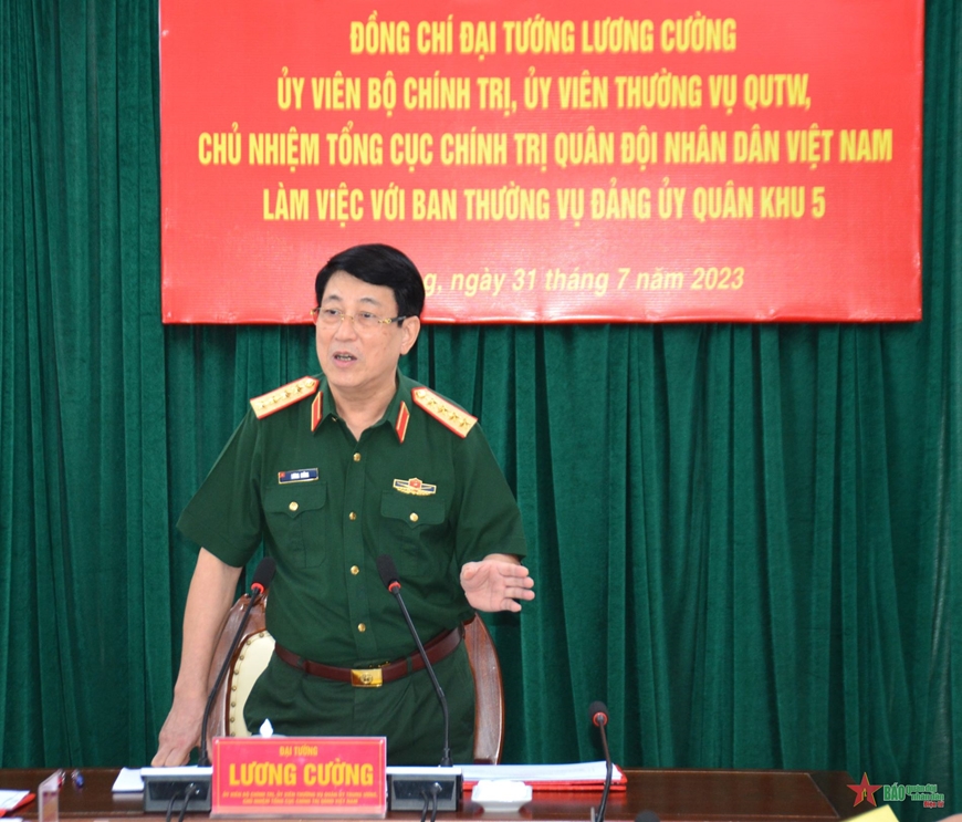 Đại tướng Lương Cường chủ trì buổi làm việc với Ban Thường vụ Đảng ủy Quân khu 5. 