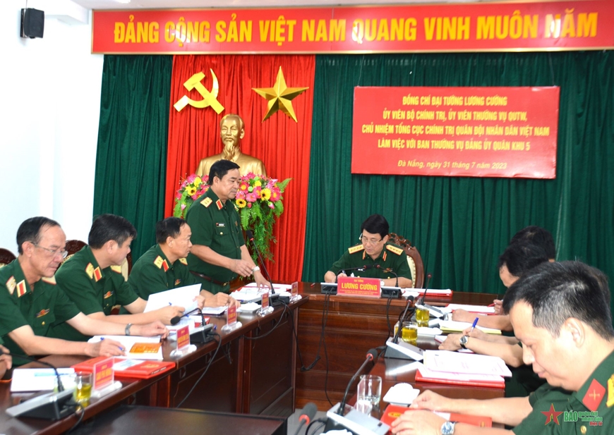Trung tướng Trịnh Đình Thạch, Bí thư Đảng ủy, Chính ủy Quân khu 5 báo kết quả thực hiện nhiệm vụ quân sự, quốc phòng từ đầu năm 2023 đến nay. 