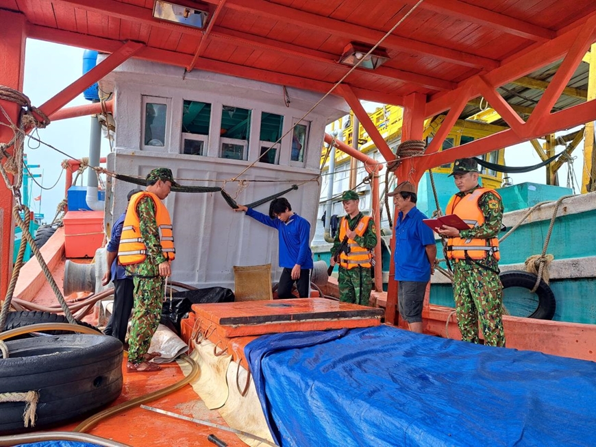 Cán bộ Bộ đội Biên phòng Kiên Giang tiến hành kiểm tra phương tiện vận chuyển dầu DO không rõ nguồn gốc. Ảnh: bienphong.com.vn 