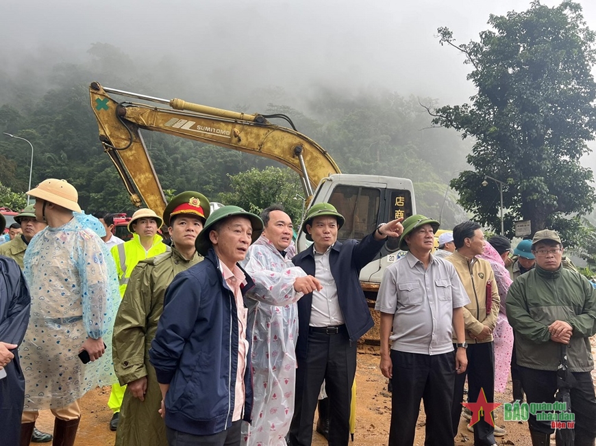  Phó thủ tướng Trần Lưu Quang trao đổi với lãnh đạo tỉnh Lâm Đồng về công tác cứu hộ, cứu nạn tại điểm sạt lở đèo Bảo Lộc.