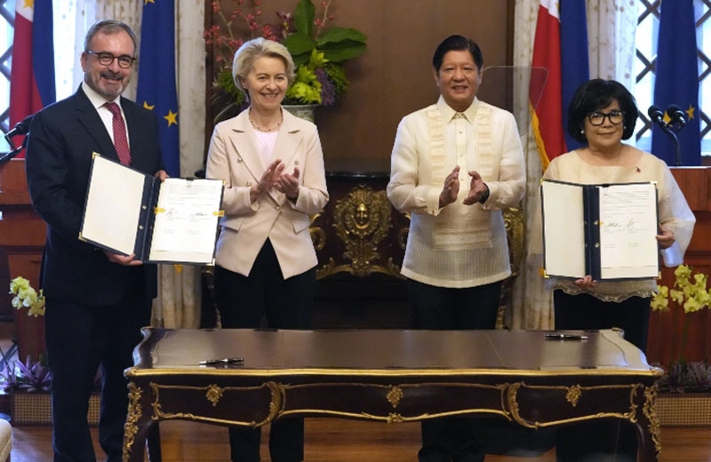 Chủ tịch EC Ursula von der Leyen (thứ 2, từ trái sang) và Tổng thống Philippines Ferdinand Marcos Jr. (thứ 2, từ phải sang) chứng kiến lễ ký văn kiện hợp tác giữa hai bên, ngày 31-7. Ảnh: AP 