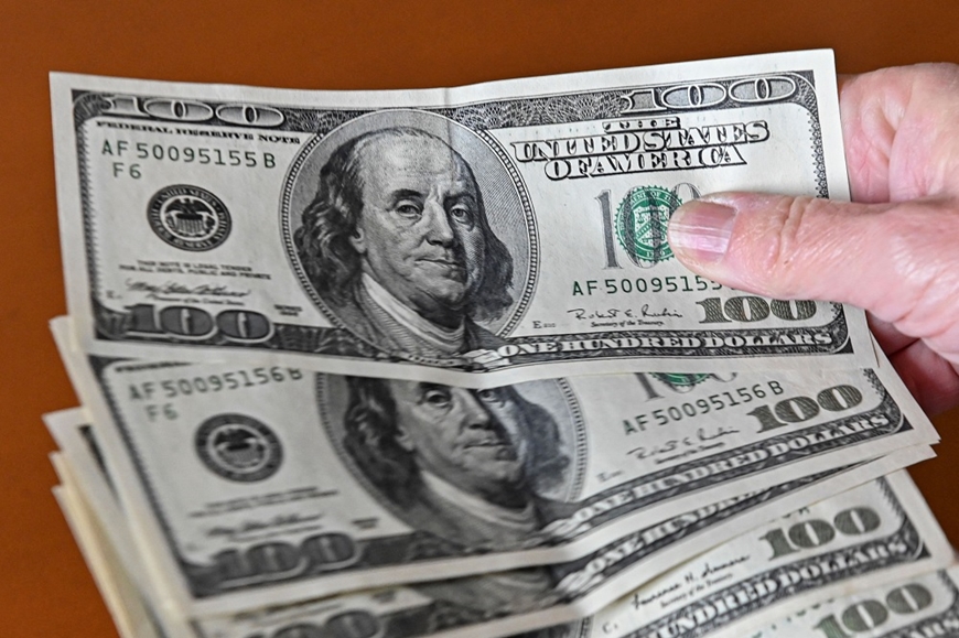  Tỷ giá USD hôm nay 1-8-2023: Đồng USD đồng loạt “phủ” sắc xanh. Ảnh minh họa: CNN