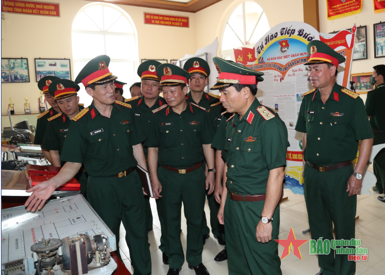 Thủ trưởng Bộ Tổng Tham mưu Quân đội nhân dân Việt Nam kiểm tra tại Trường Cao đẳng Kỹ thuật mật mã, tháng 5-2023. Ảnh: CHÍ PHAN