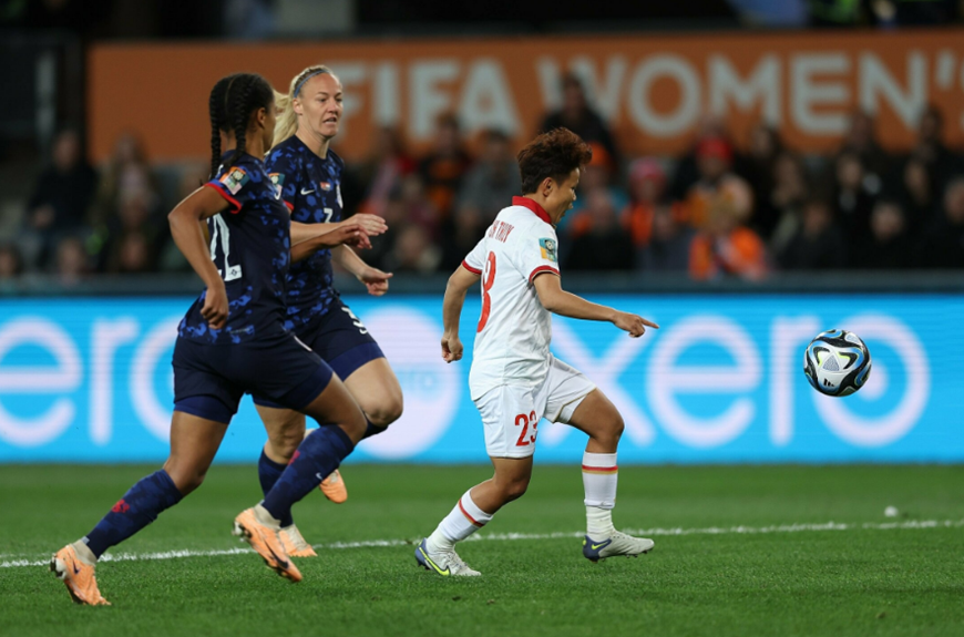  Tiền vệ Bích Thùy bỏ lỡ cơ hội ghi bàn khi đối mặt với thủ môn của đội tuyển nữ Hà Lan. Ảnh: FIFA