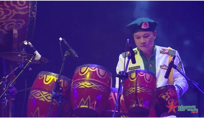  Trung tá, Nghệ sĩ Ưu tú, nhạc sĩ Nguyễn Hải Nam say sưa với một tiết mục trống.