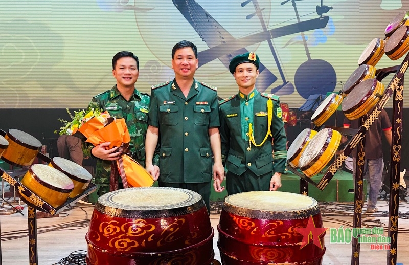 Trung tá, Nghệ sĩ Ưu tú, nhạc sĩ Nguyễn Hải Nam (ngoài cùng, bên trái) cùng đồng đội tại Cuộc thi độc tấu và hòa tấu nhạc cụ dân tộc toàn quốc năm 2023. Ảnh do nhân vật cung cấp 